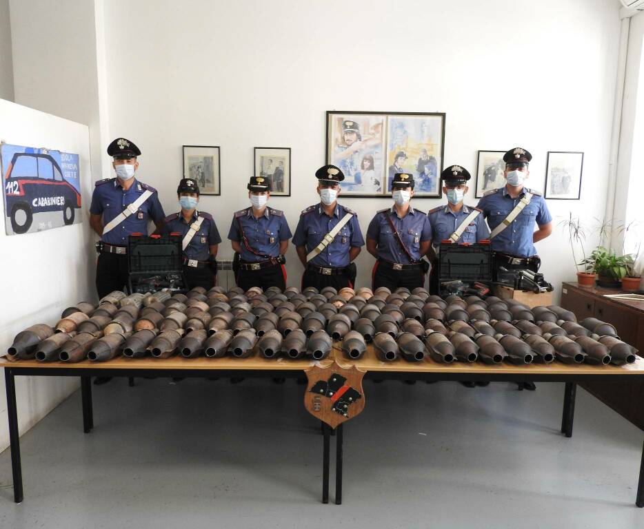 Rubavano le marmitte dei Porter, arrestati due palermitani