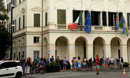 Una folla silenziosa e commossa in fila per la camera ardente di Di Capua