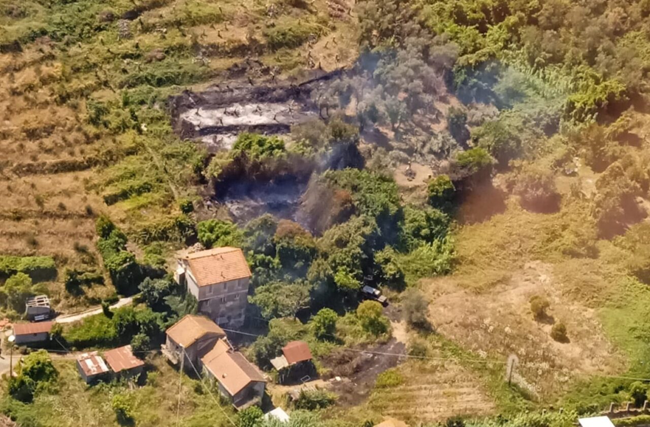 Quasi spento l’incendio di via Val di Canepa ma rimane lo stato di pericolo