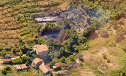 Quasi spento l'incendio di via Val di Canepa ma rimane lo stato di pericolo