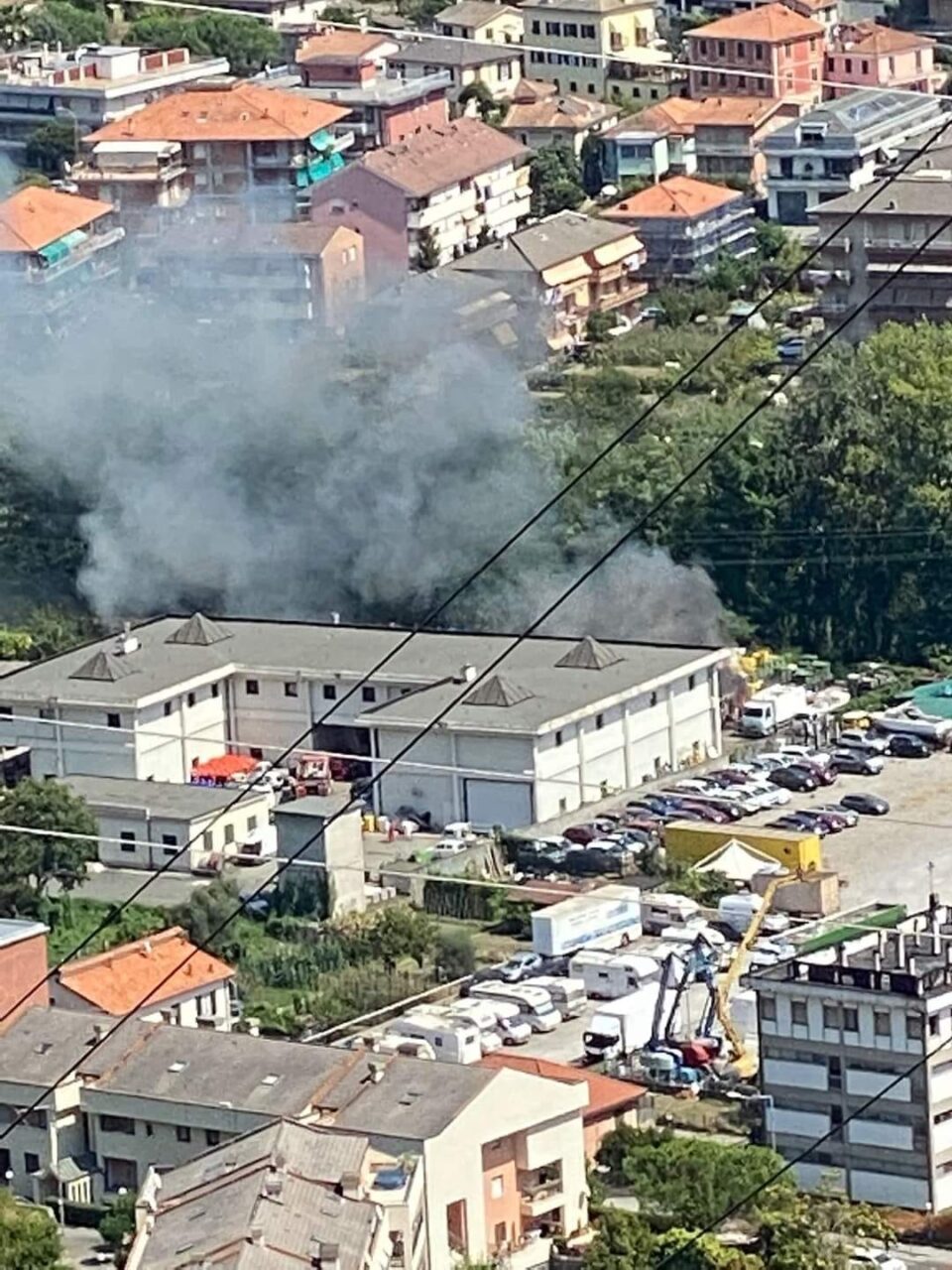Ancora un rogo a Caperana: in fiamme i mezzi della nettezza urbana