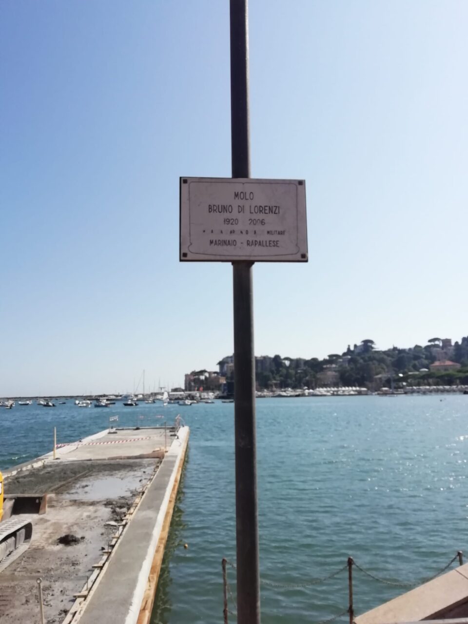 La targa alla memoria di Bruno di Lorenzi ormai sbiadita