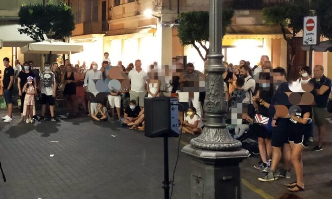 Spettacolo con assembramento e niente green pass, 400 euro di multa a un giocoliere