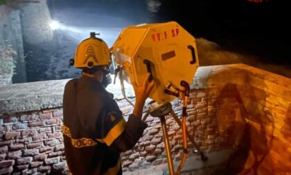 Si aggrappa al muraglione della ferrovia e chiede aiuto in mare, turista salvato dai vigili del fuoco