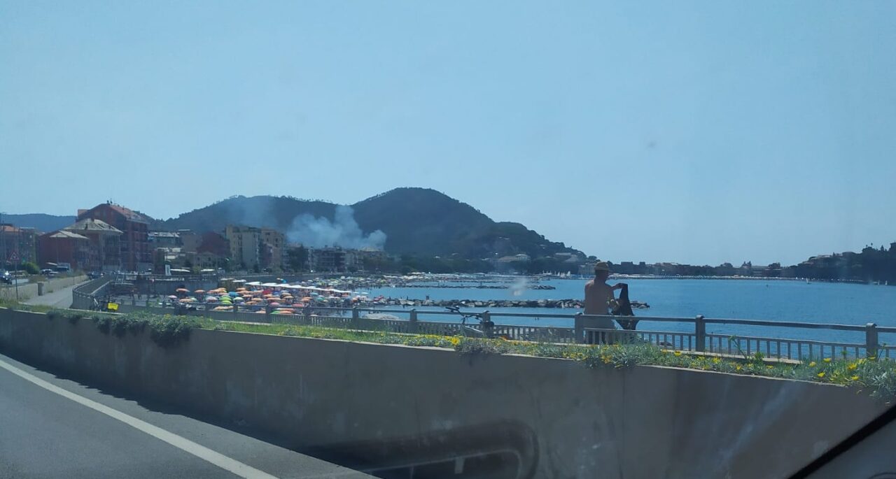 Incendio a Sestri Levante in zona cimitero