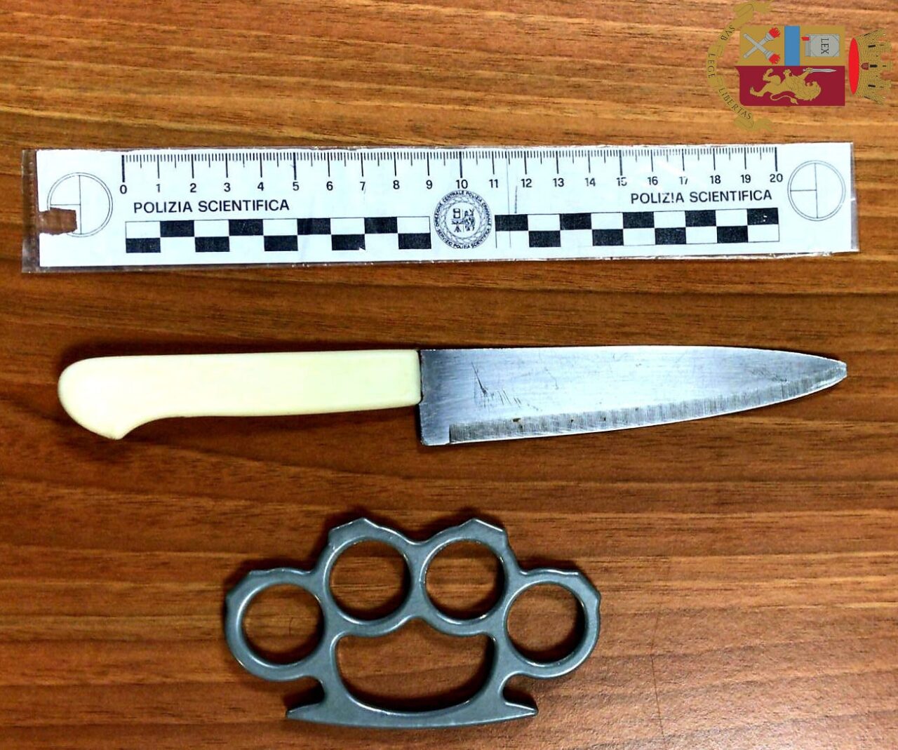 In giro con coltello e tirapugni, denunciata donna