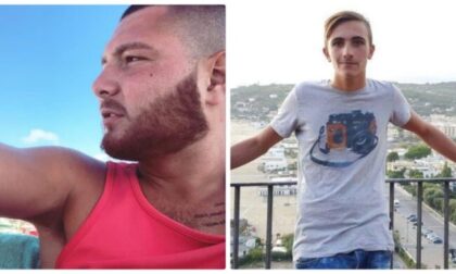 Bagnino e amico rischiano di morire per salvarli, ma loro scappano appena giunti a riva