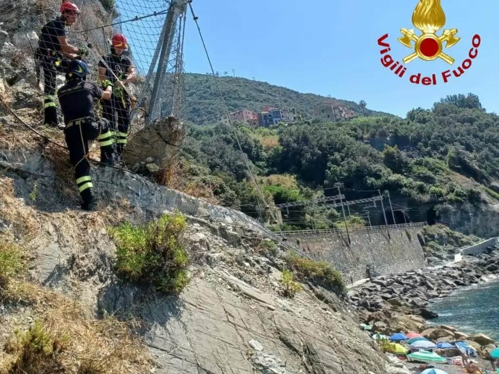 Precipita masso, spiaggia evacuata