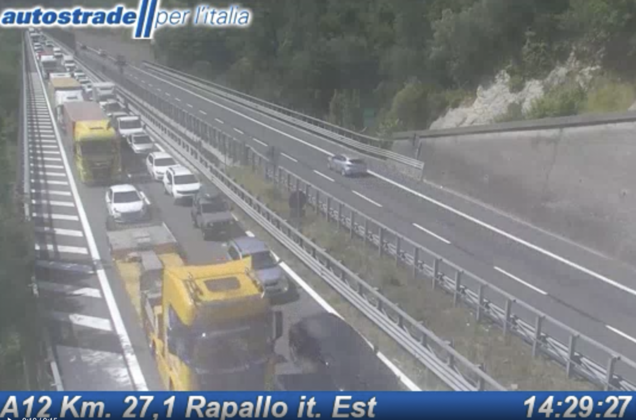 Camion in avaria sulla A12, 9 chilometri di coda tra Nervi e Chiavari