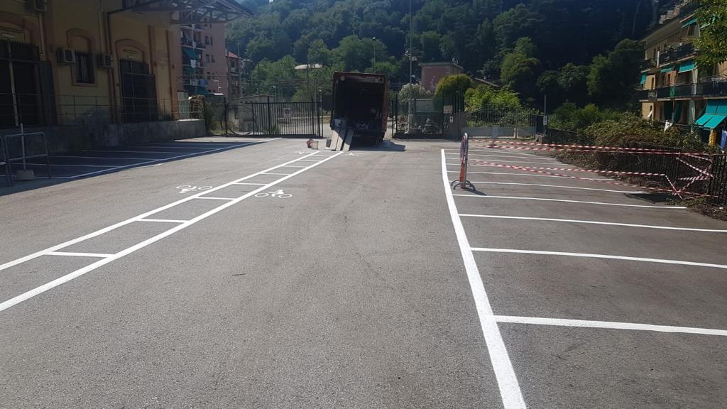 Nuovi posti moto e auto nel parcheggio della stazione ferroviaria