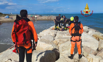 Incastrata per due ore a testa in giù tra gli scogli: donna salvata dai pompieri