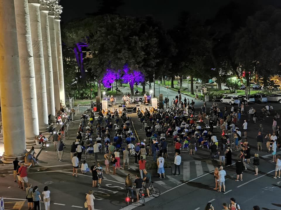 Fregio cade nel pronao della Cattedrale prima di “Chiavari in Jazz”