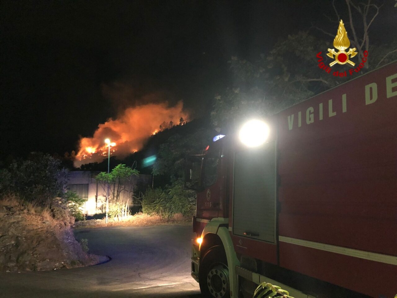 “Incendio di Bargonasco partito da una baracca e limitato a 4 ettari di vegetazione” – VIDEO