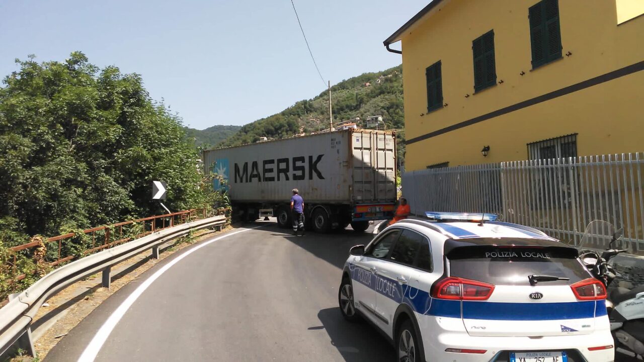 Tir resta bloccato di traverso lungo la Strada Provinciale di Uscio