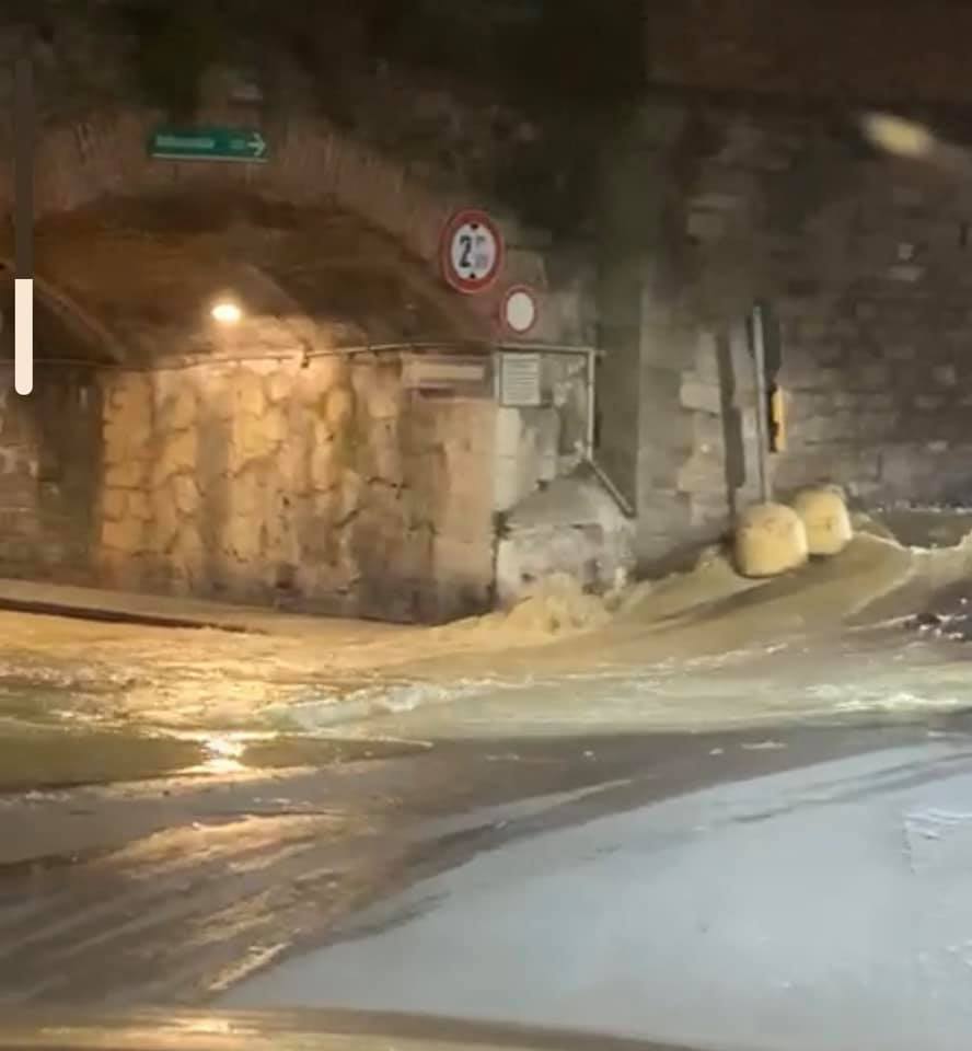 Rottura di una tubazione idrica, tecnici al lavoro nella notte