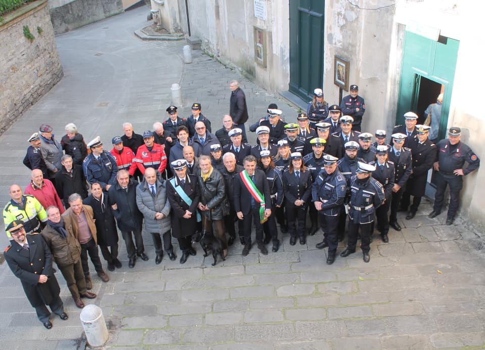 A Rapallo due vigilesse bloccano uomo violento