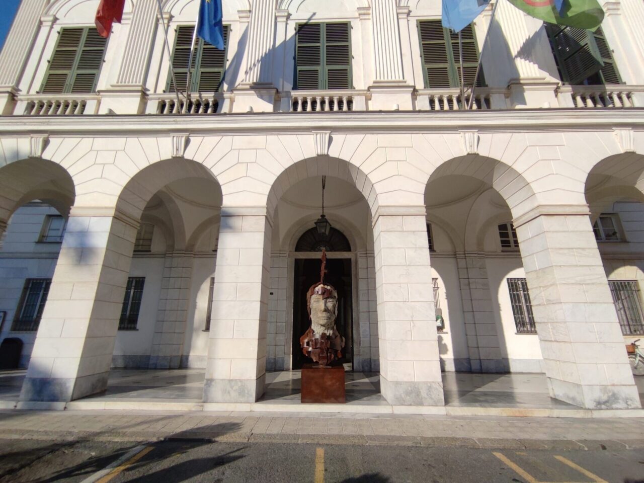 Una statua davanti a Palazzo Bianco per ricordare il sindaco Di Capua