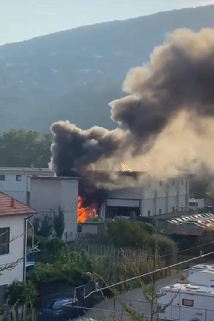 Nuovo incendio al magazzino comunale di Chiavari