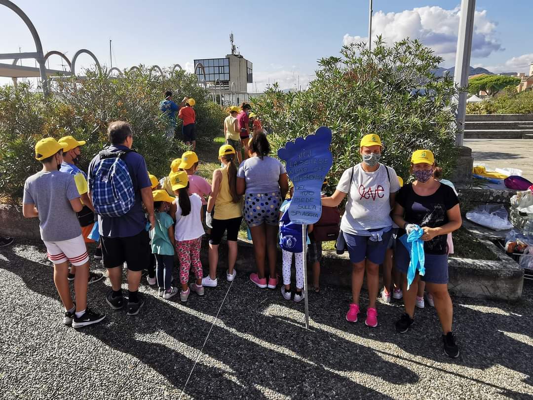 I bimbi ripuliscono la sovrapiastra di Lavagna