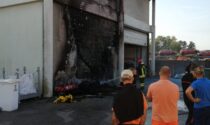 Indagini in corso per l'incendio al magazzino