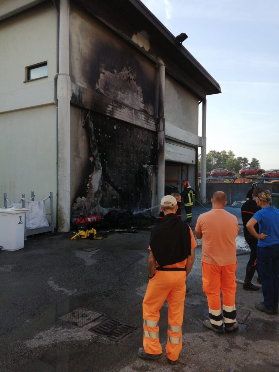 Indagini in corso per l’incendio al magazzino