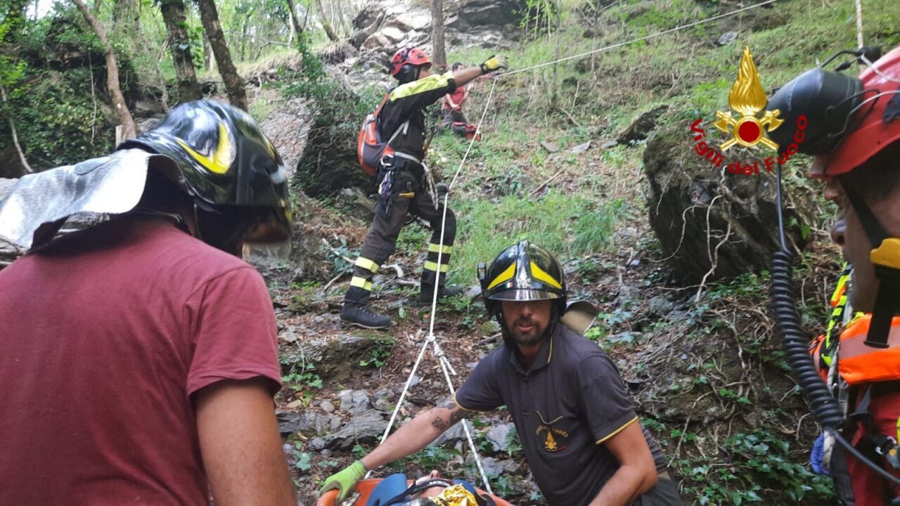 Precipita in una scarpata sotto gli occhi del fratello. Grave un escursionista di 68 anni