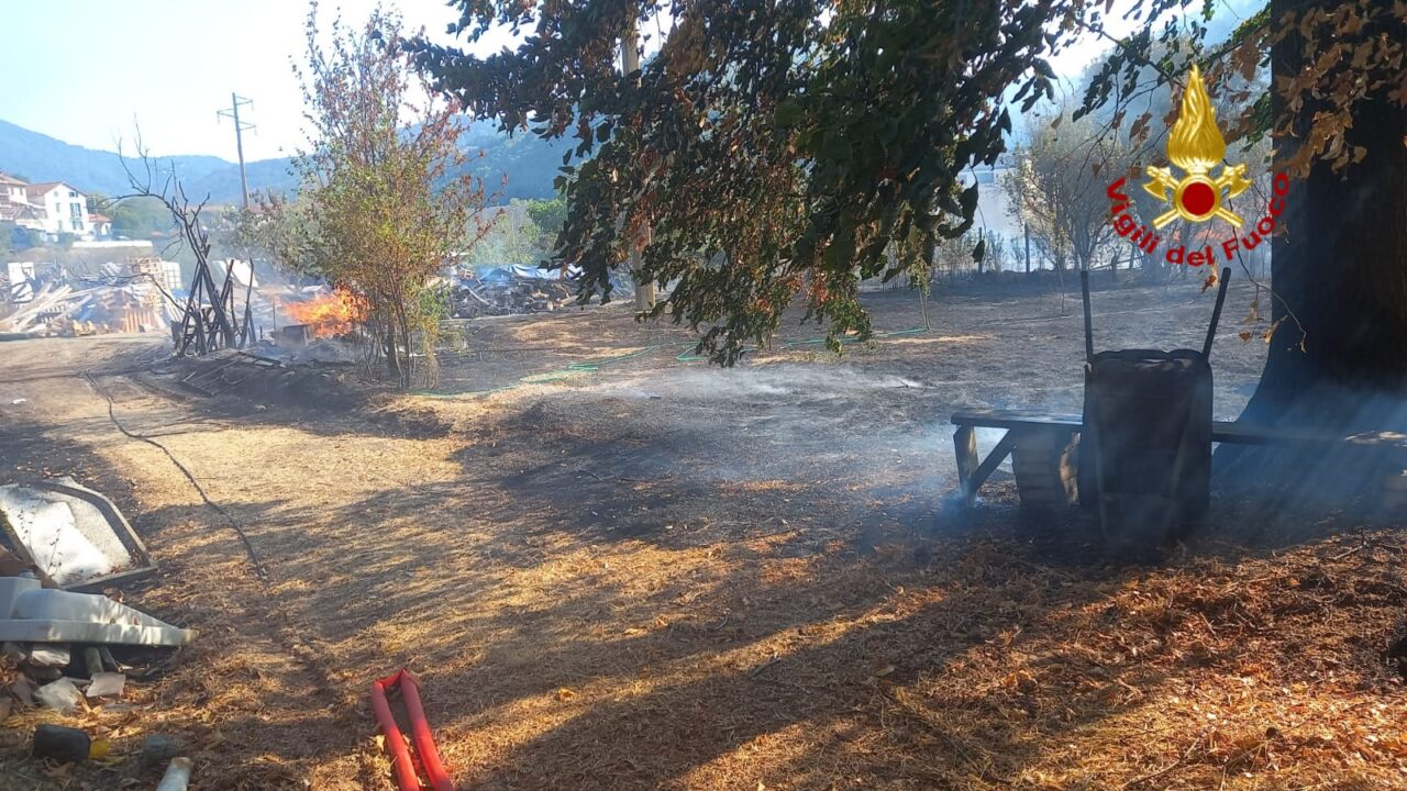 Incendio in un’area ricovero bestiame