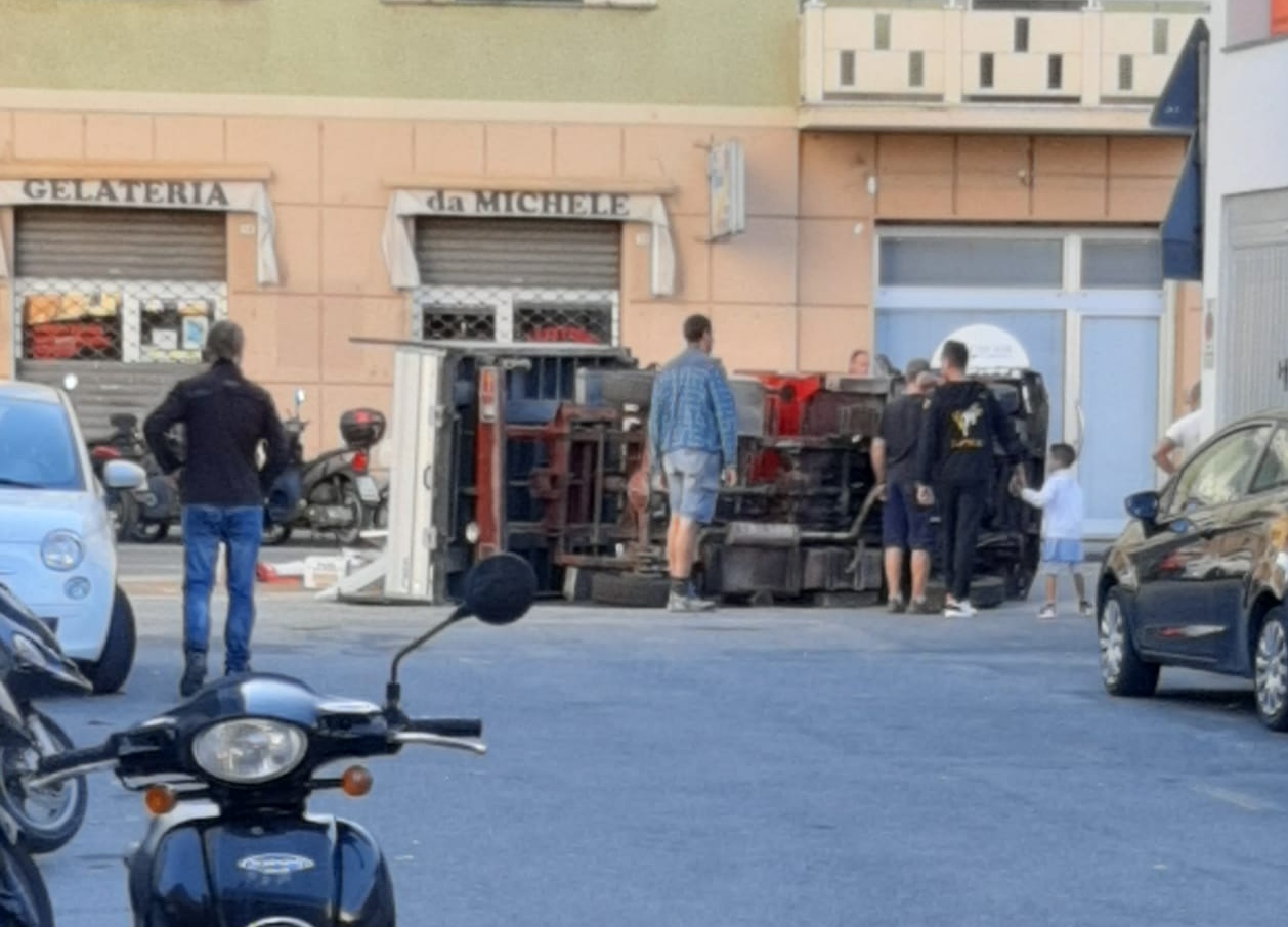 Traffico bloccato in via Riboli per un mezzo ribaltato