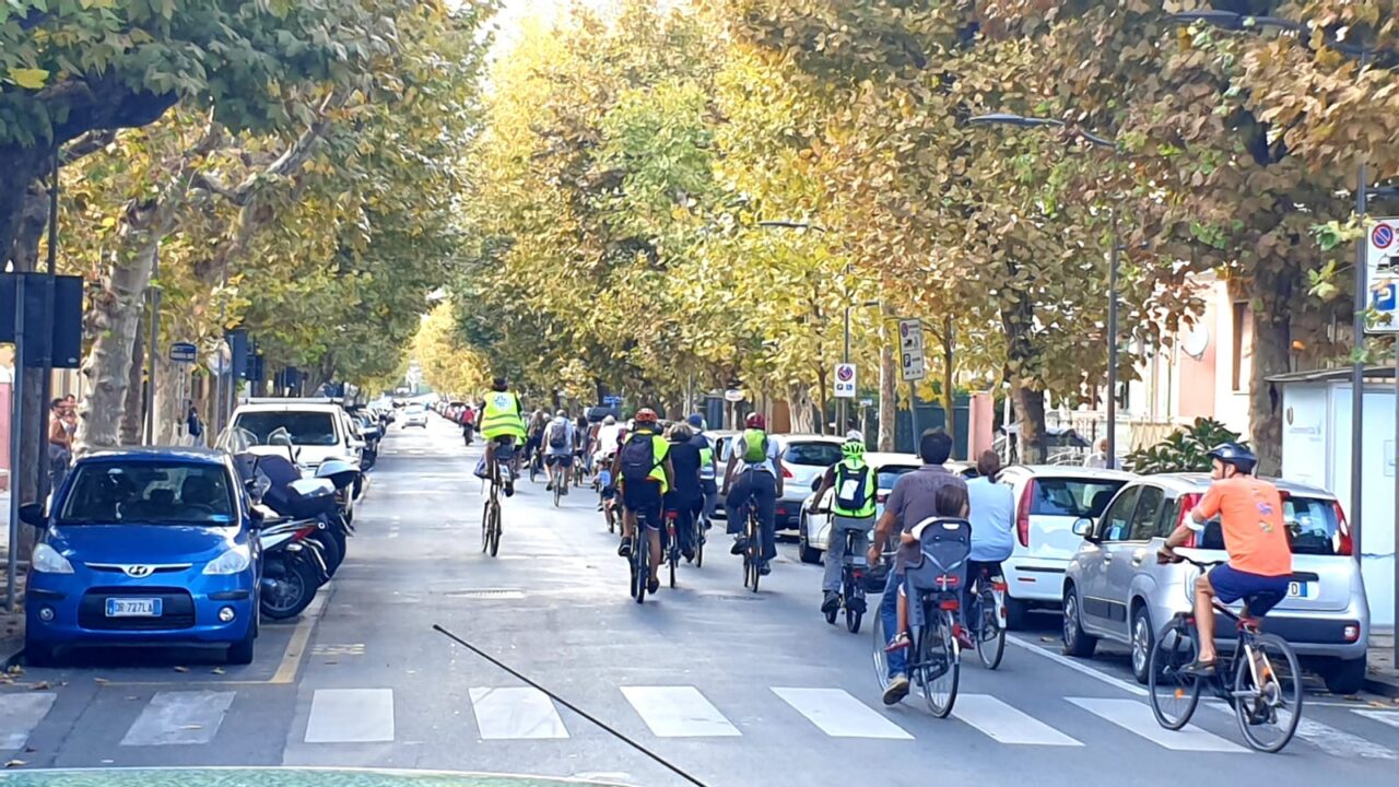 Pedalata partecipata della Fiab: cento ciclisti coinvolti, tra loro il vicesindaco Stanig