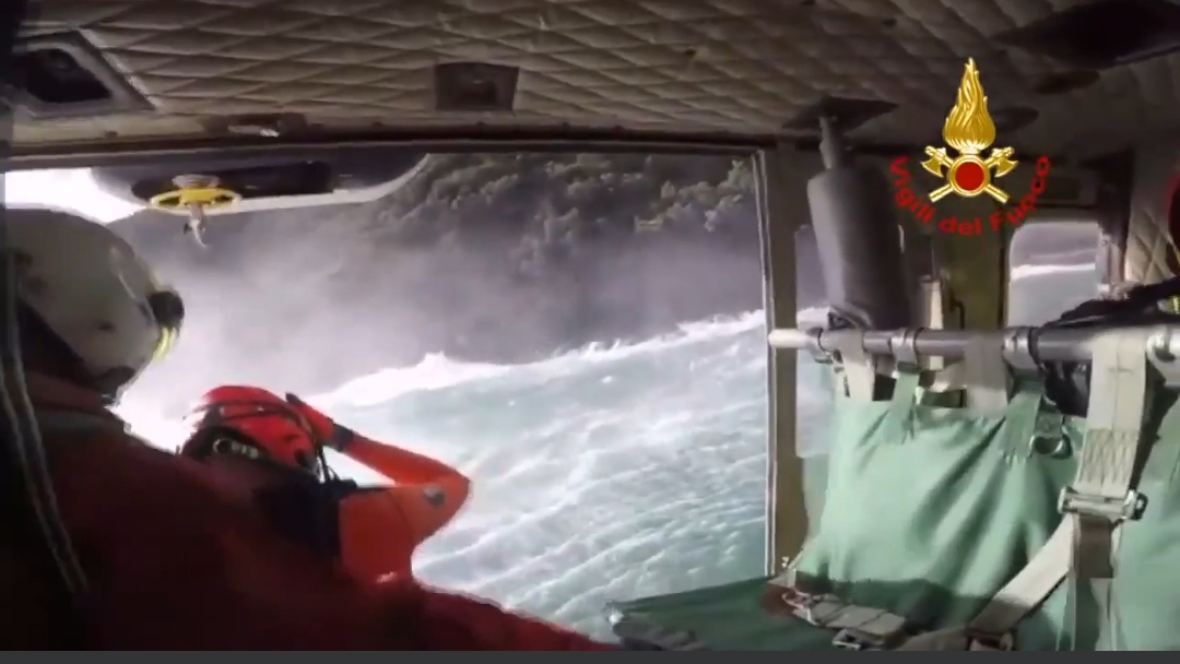 Non riusciva più a rientrare a riva, salvato dai vigili del fuoco: il video