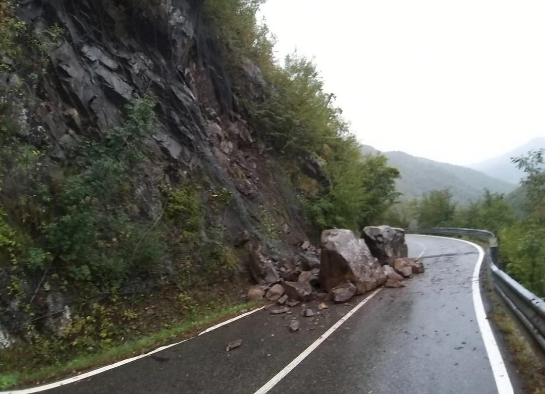 Caduta massi, chiuso un tratto della strada Provinciale 586R di Val d’Aveto