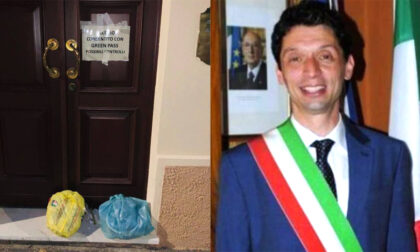 Sindaco si ritrova sulla porta di casa spazzatura e un cartello no Green pass