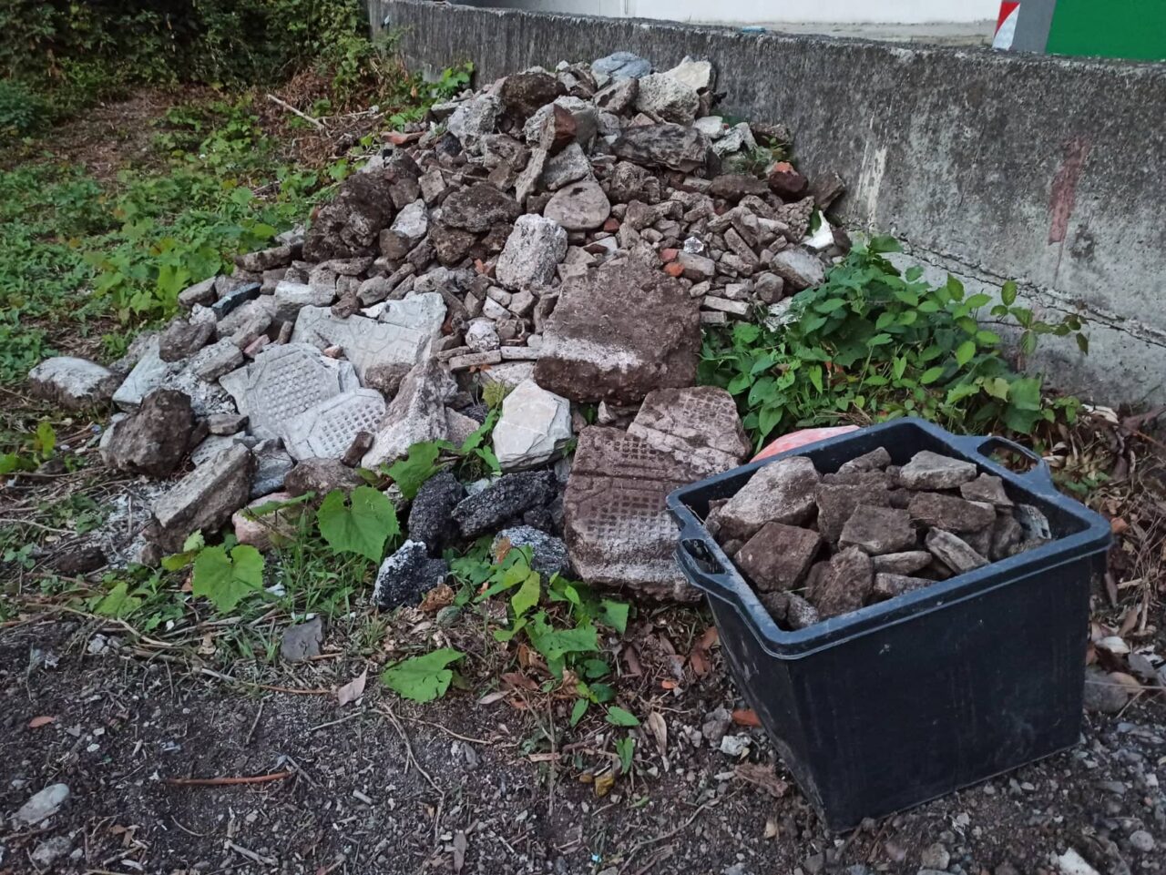 Scarico di calcinacci e macerie edilizie in collina di Casale di Bacezza