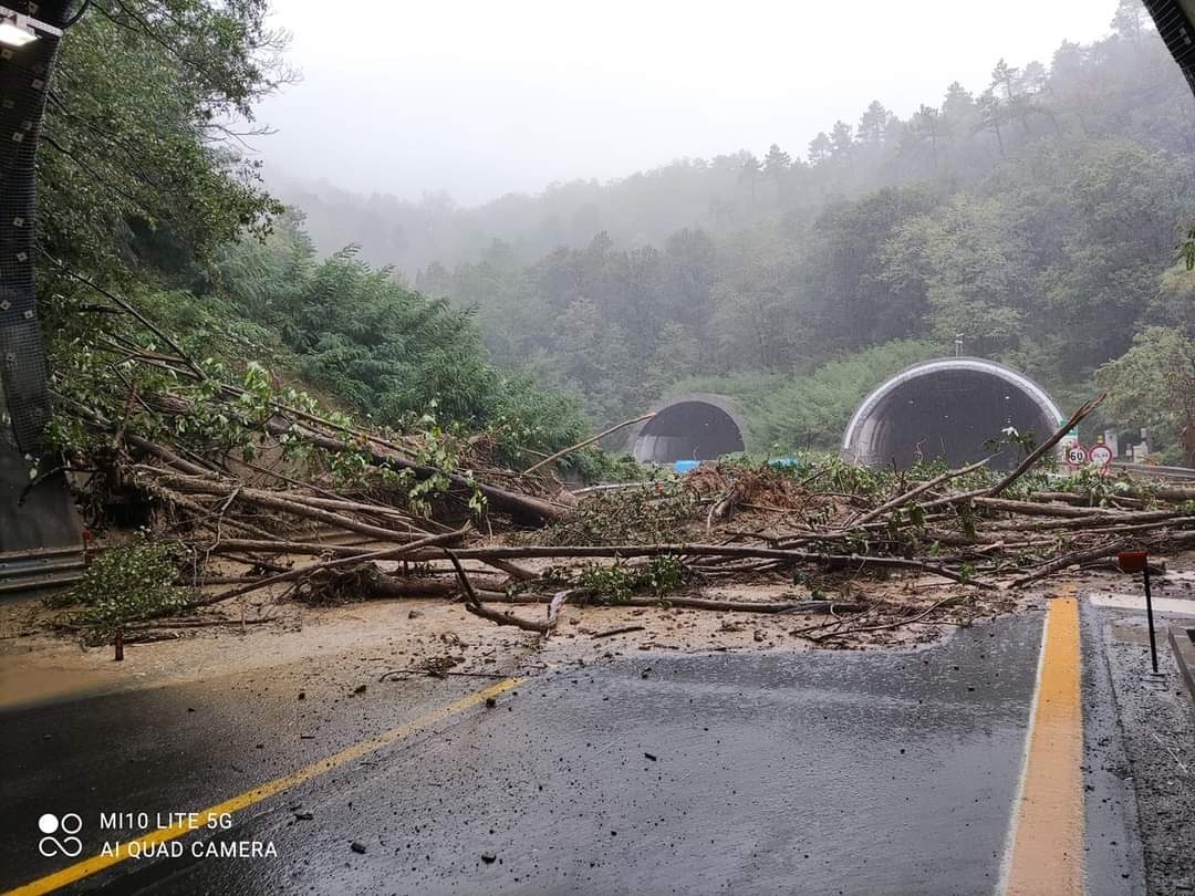 Maltempo: chiuso temporaneamente un tratto della A26 per frane