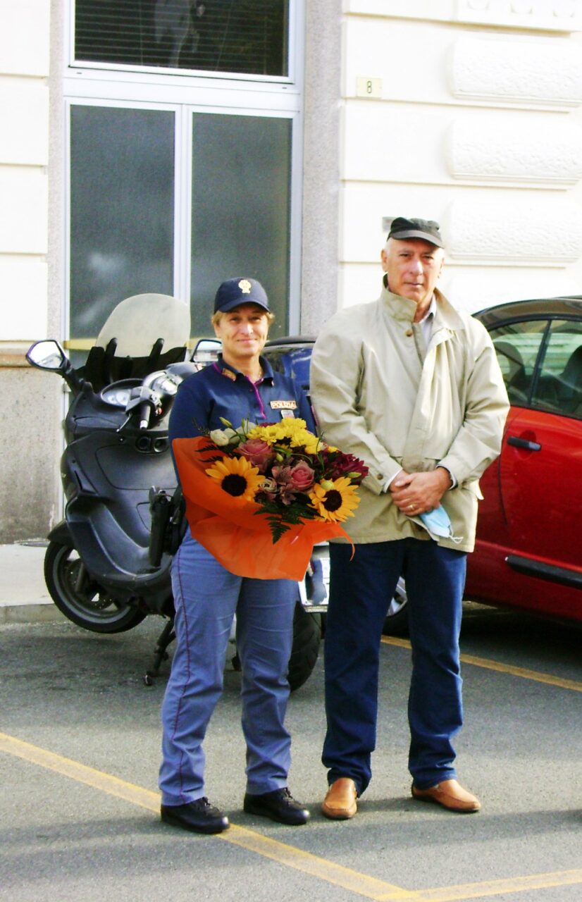 Poliziotta eroina gli salva la vita, lui la ringrazia con un mazzo di fiori