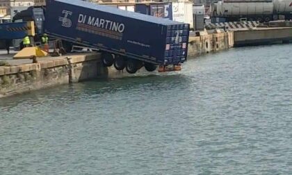 Camion in bilico al porto di Genova