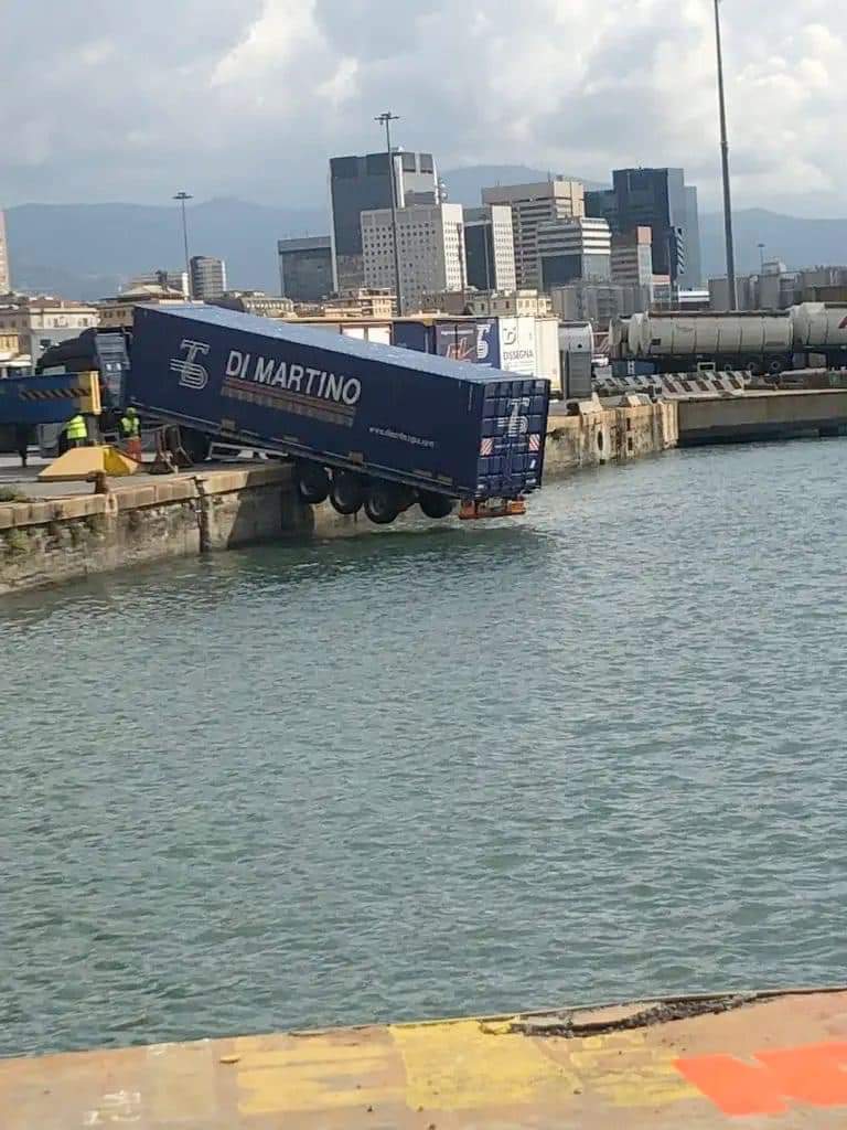 Camion in bilico al porto di Genova