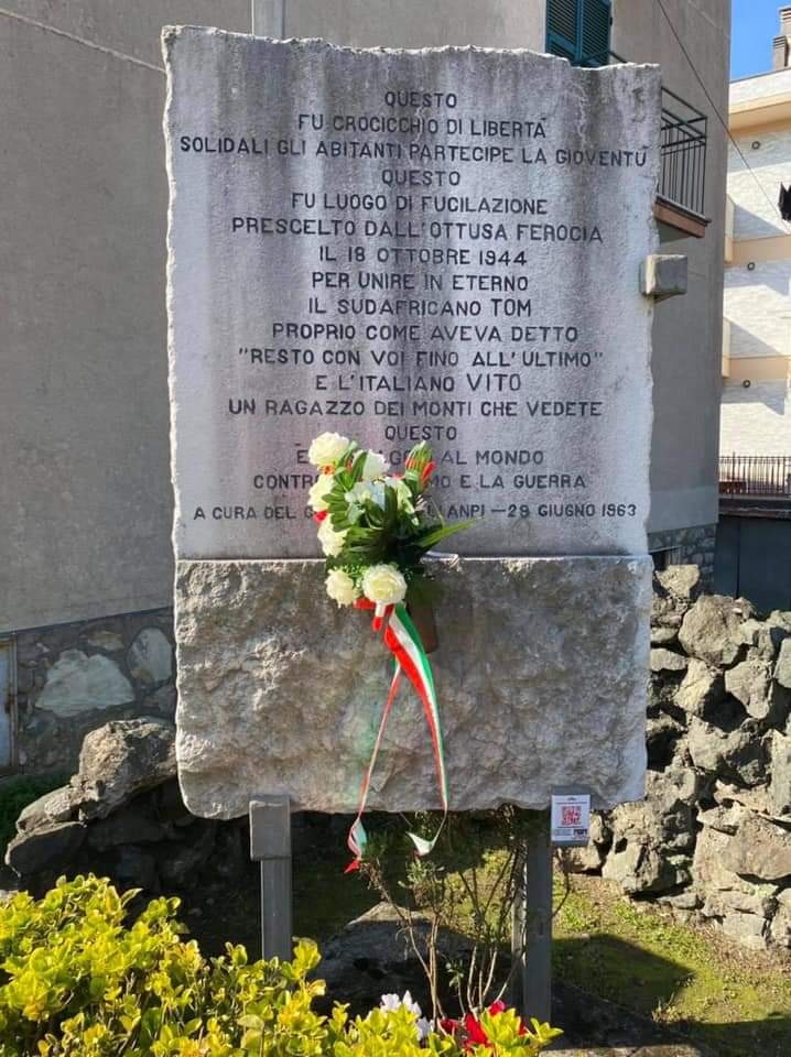 “Spariti i fiori deposti alla lapide di Vito e Tom”