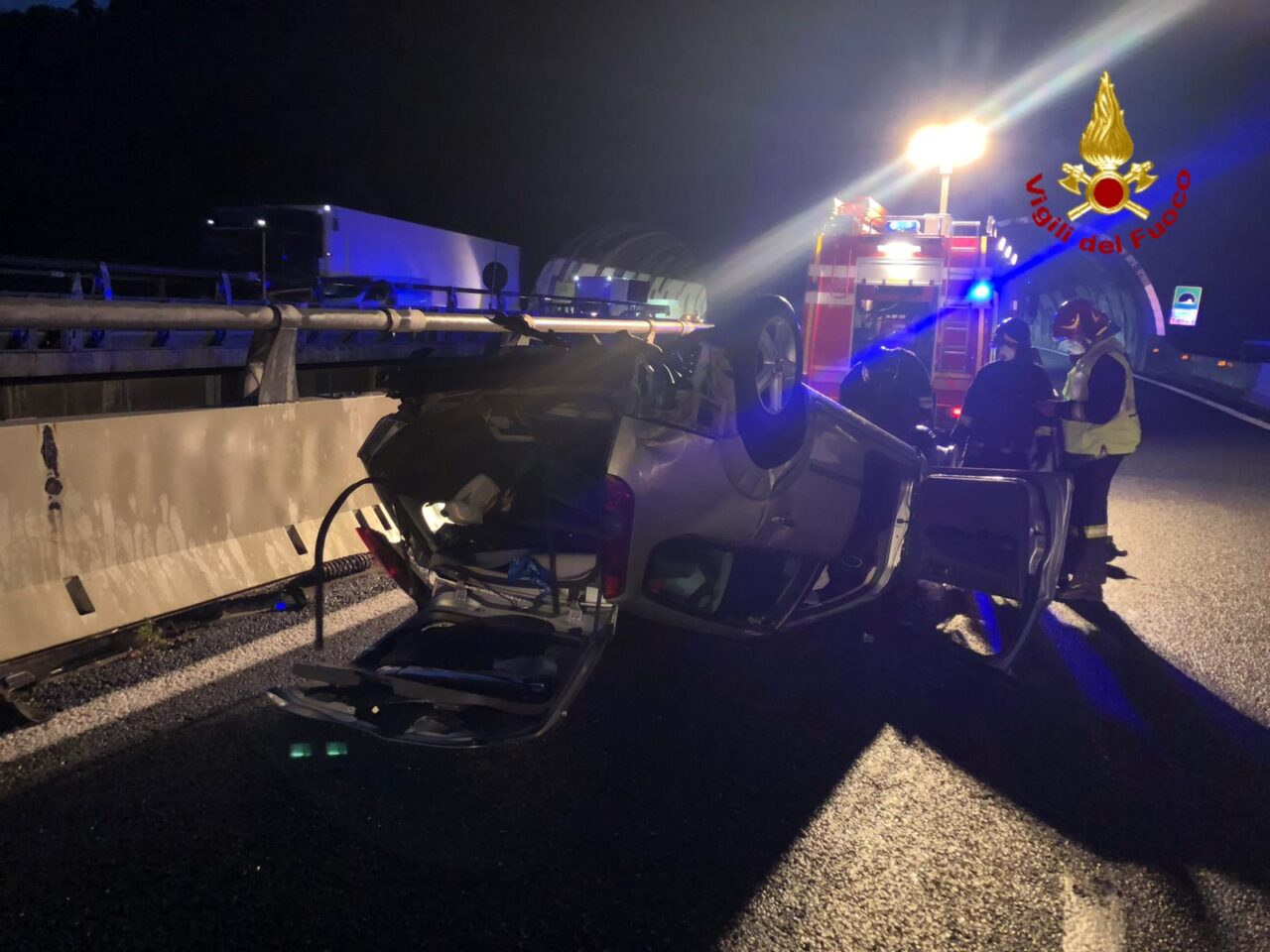 Perde il controllo e si ribalta, incidente in A12