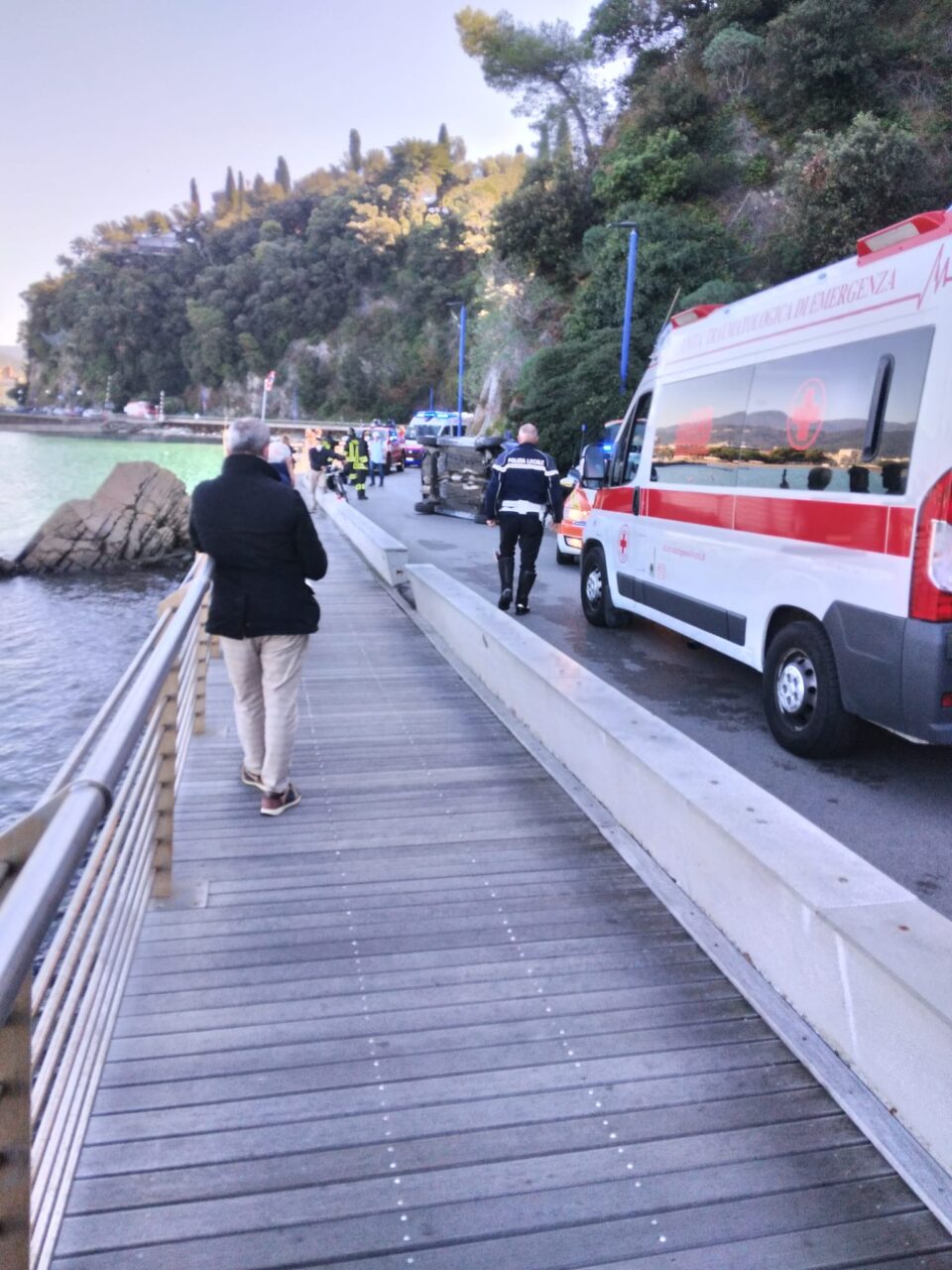 Incidente a Sestri Levante, auto si ribalta