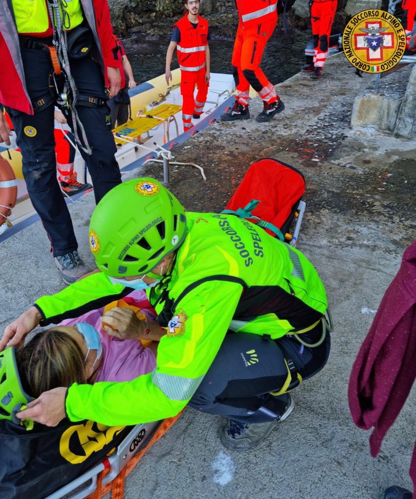 Cade nel sentiero tra le Batterie e Punta Chiappa, soccorsa donna