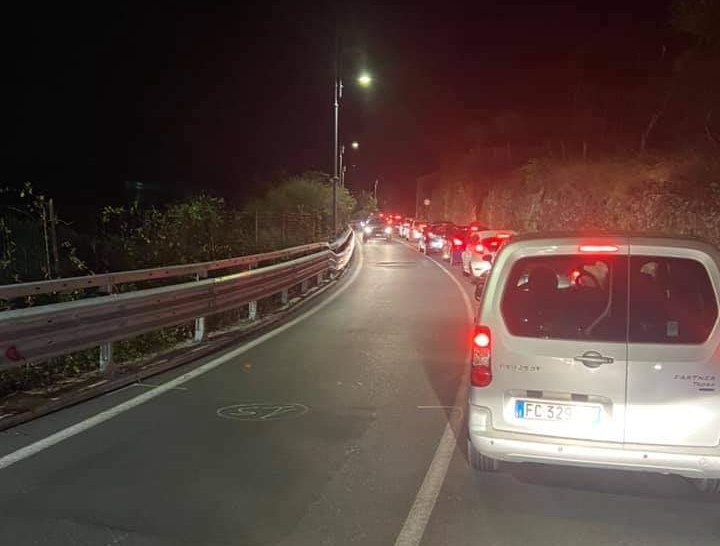 Coda in autostrada e tutti sull’Aurelia, la rabbia della Croce Bianca: “Ambulanze bloccate”