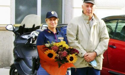 Un  mazzo di fiori alla poliziotta che gli ha salvato la vita