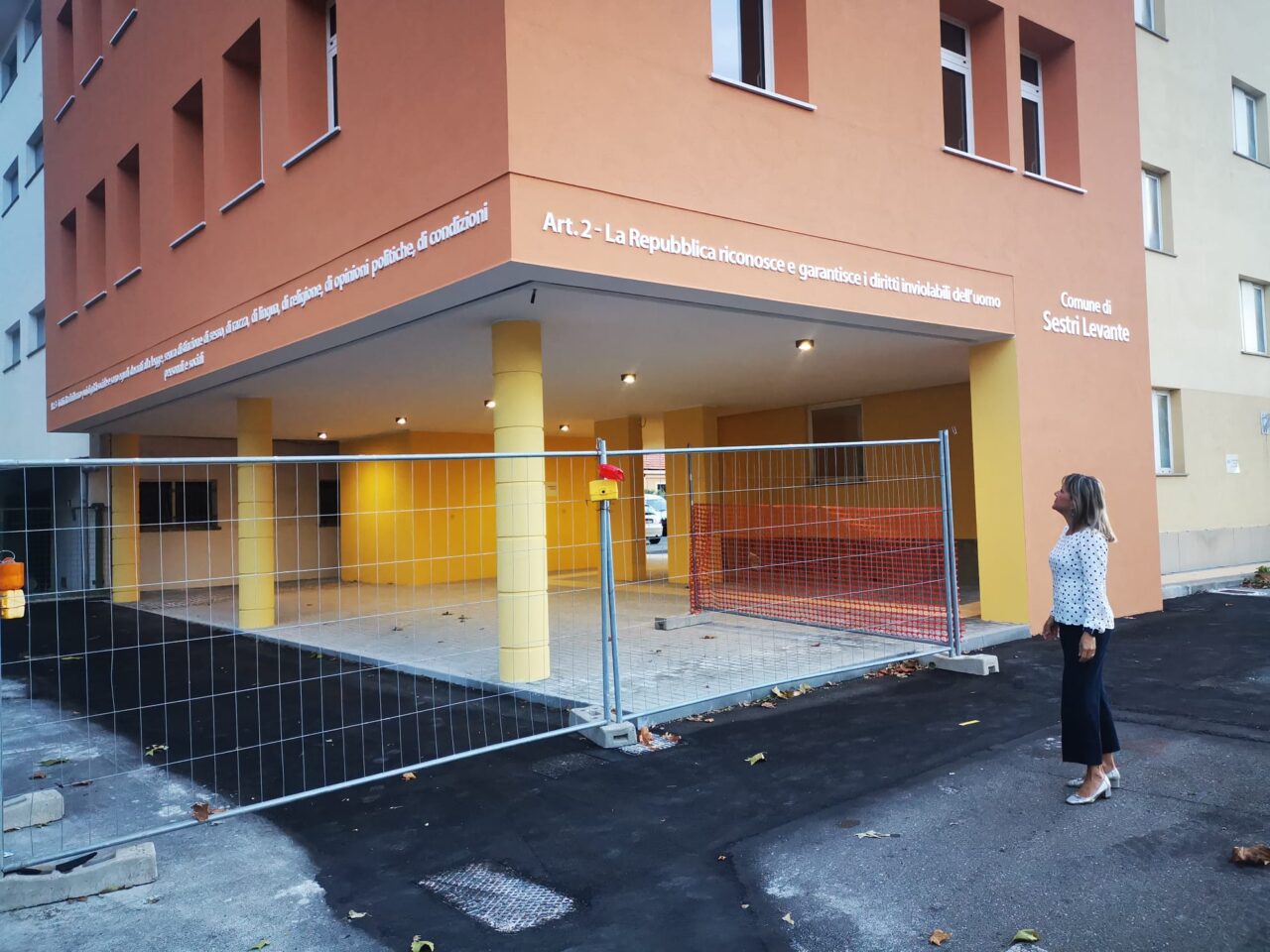 Ggli articoli 2 e 3 della Costituzione sulla facciata del nuovo polo tecnico