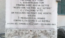 La commemorazione davanti alla lapide in memoria di Vito e Tom