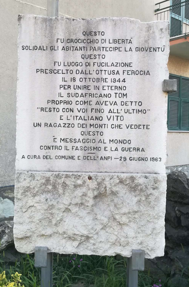 La commemorazione davanti alla lapide in memoria di Vito e Tom