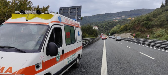 Auto si ribalta in autostrada tre feriti