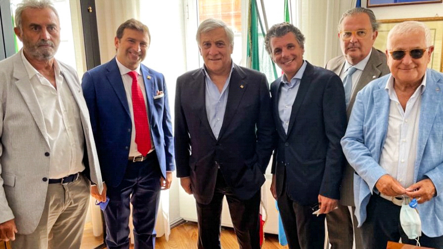 Il monito di Bagnasco al centrodestra: “Chi divide alla fine neanche impera”
