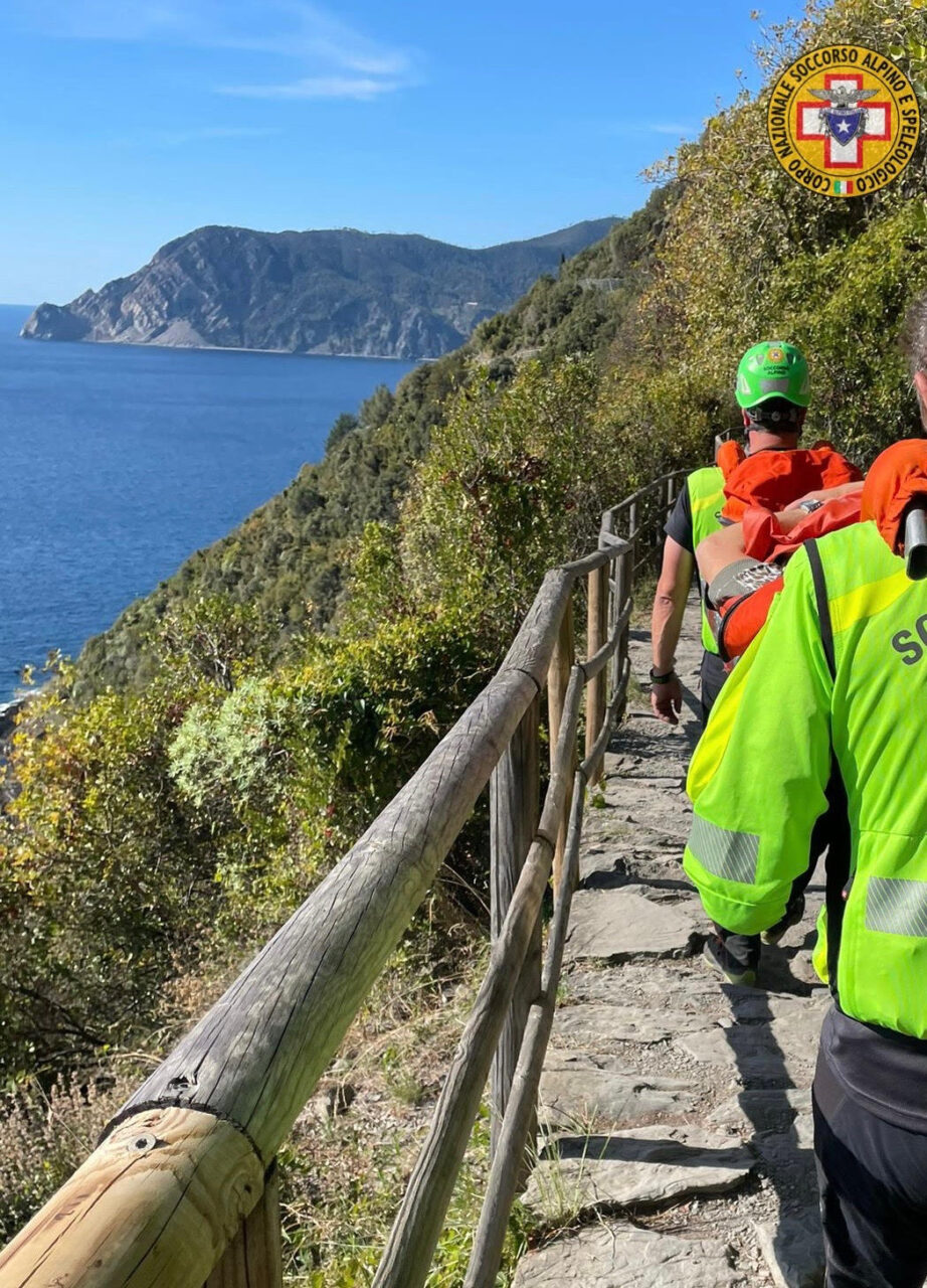 Turista si fa male al ginocchio durante un’escursione