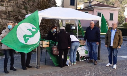 Raccolta firme al “Mercatino delle cassette vuote”